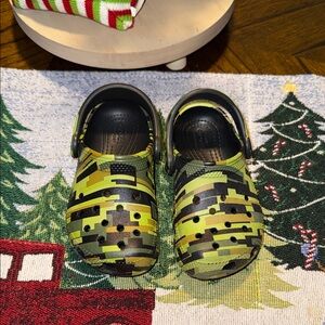 CROCS Kids Green Camo Slippers